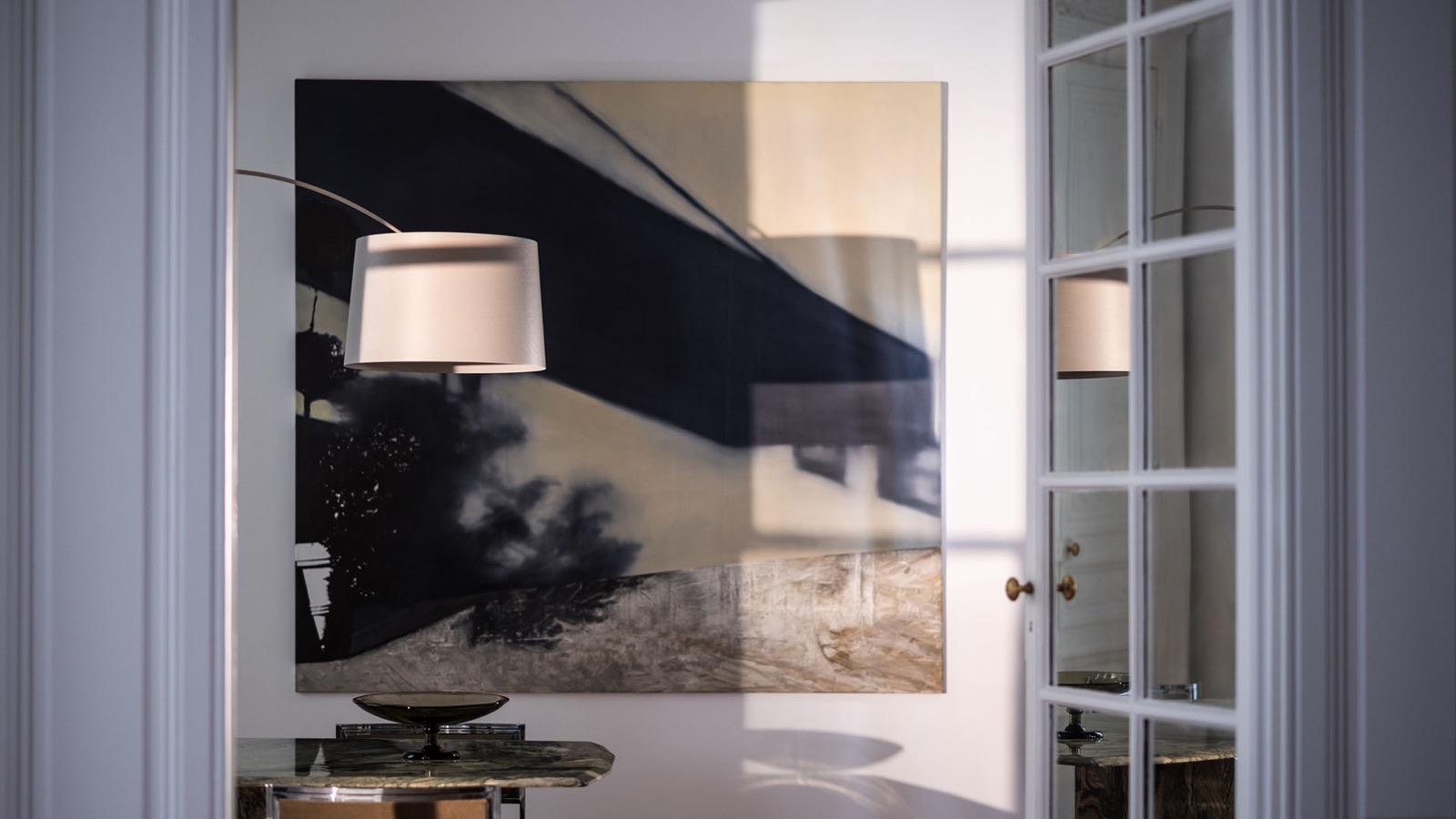 Foscarini Twiggy Bogenleuchte von Marc Sadler in einem Wohnraum
