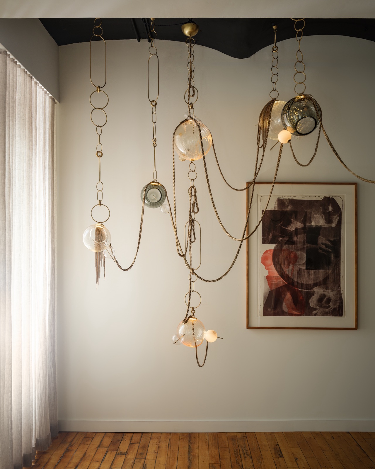 Skulpturale Leuchteninstallation aus Messingketten und mundgeblasenem Glas von Lindsey Adelman