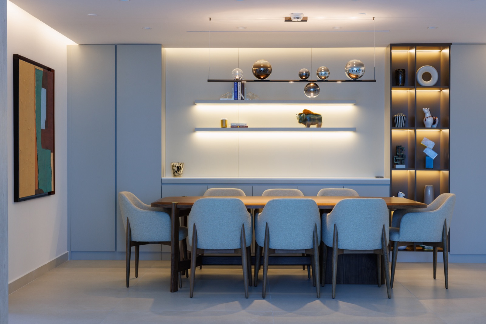 Esszimmer mit stimmungsvoller Lichtlösung von Lodes