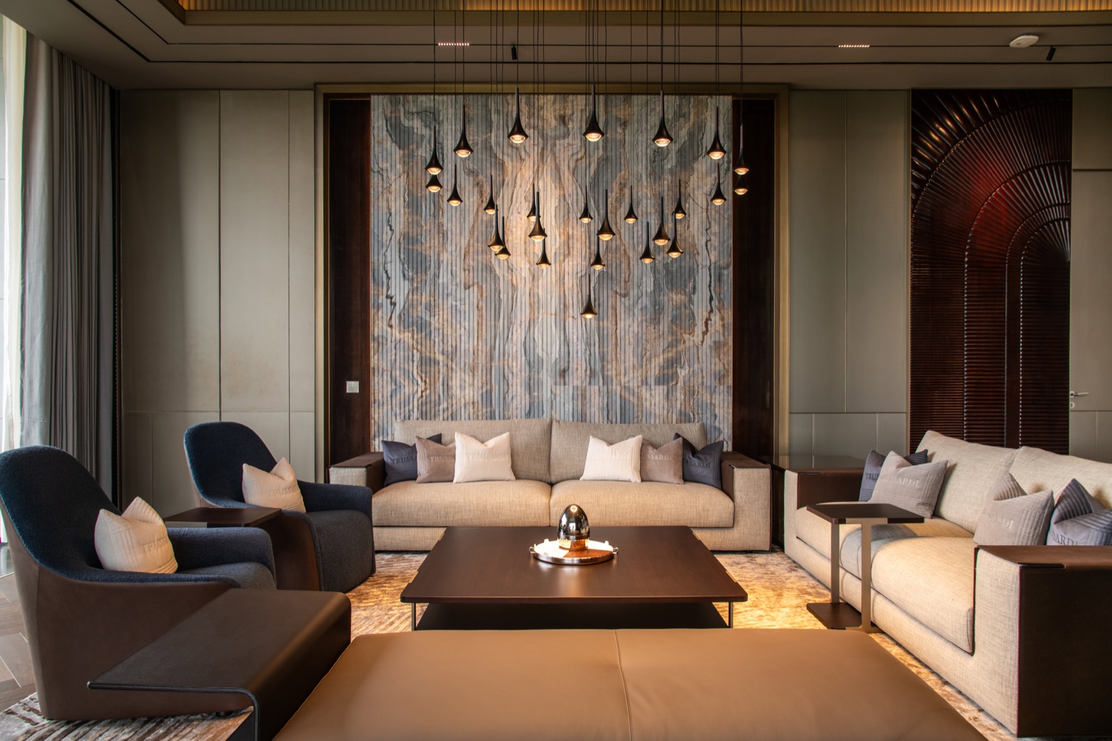 Cluster aus Pendelleuchten von Lodes in einer Hotellounge