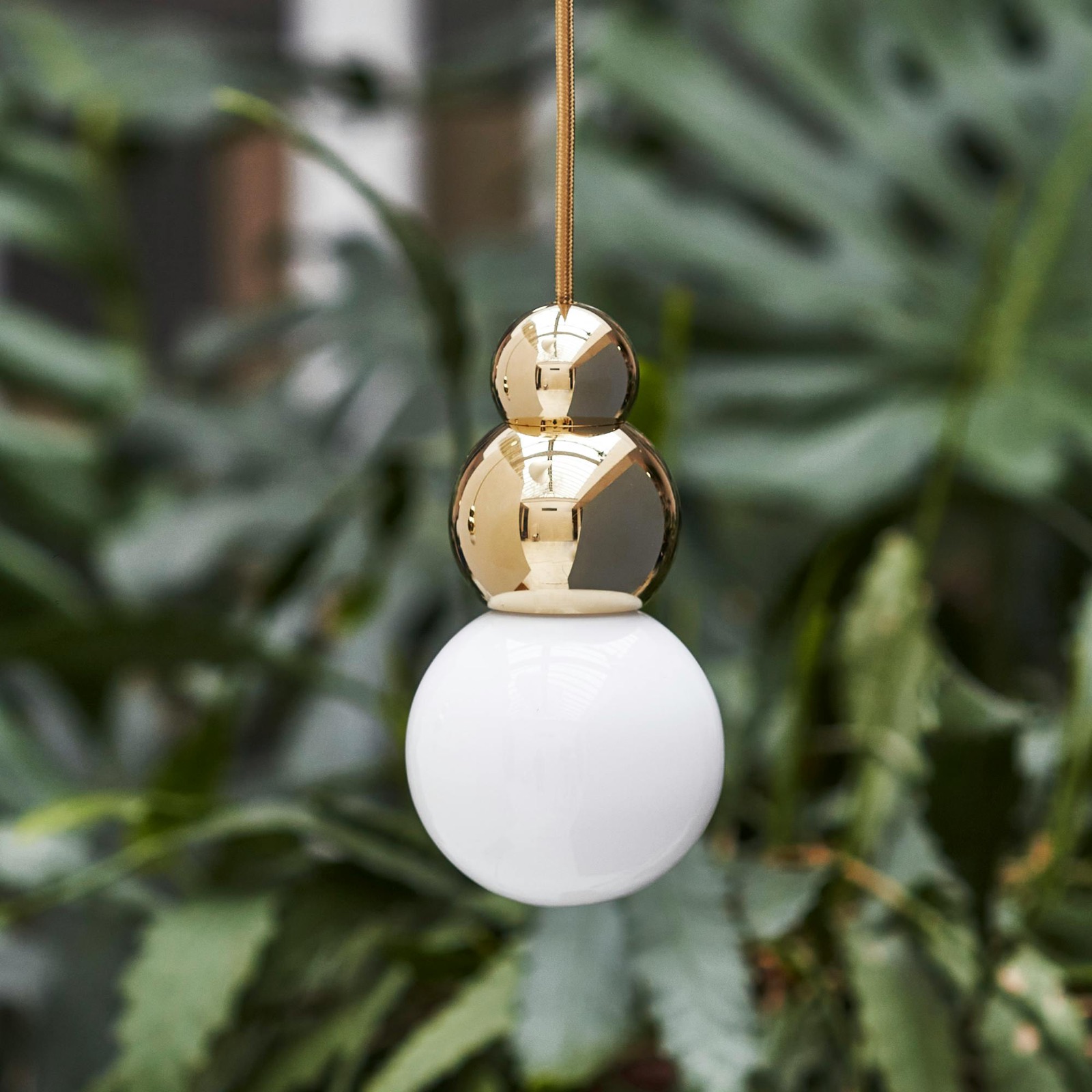 Ball Light Stehleuchte von Michael Anastassiades mit Opalglaskugeln und Messing