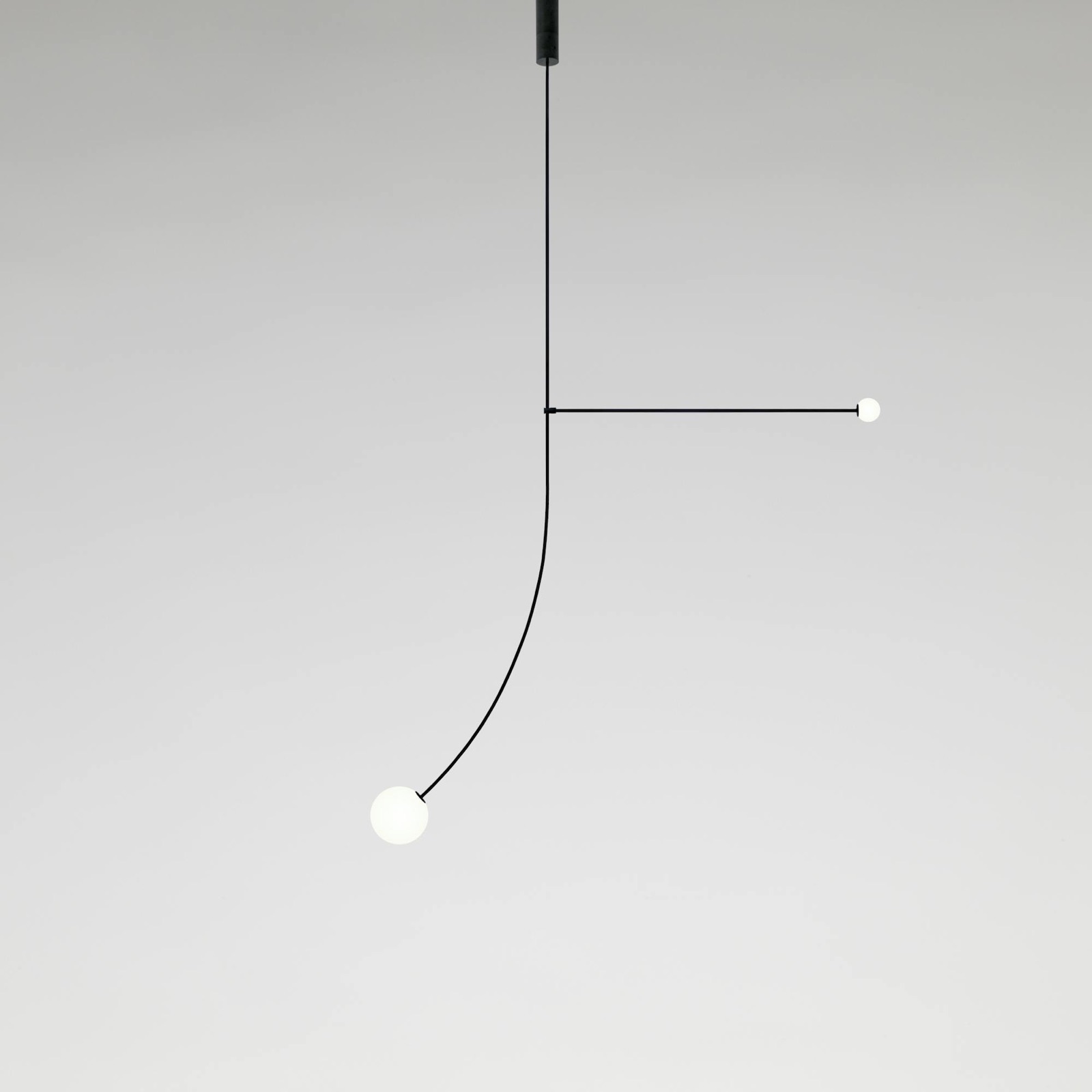 Mobile Chandelier – schwebende Komposition aus Messingstäben und Opalkugeln
