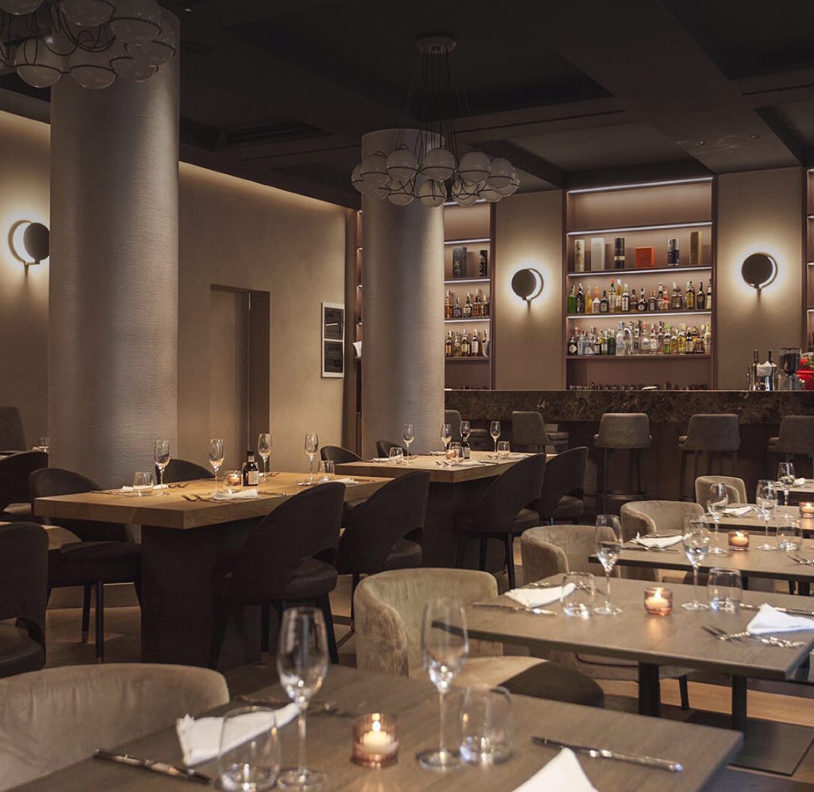 Oluce Leuchten in einem Restaurant in Rom