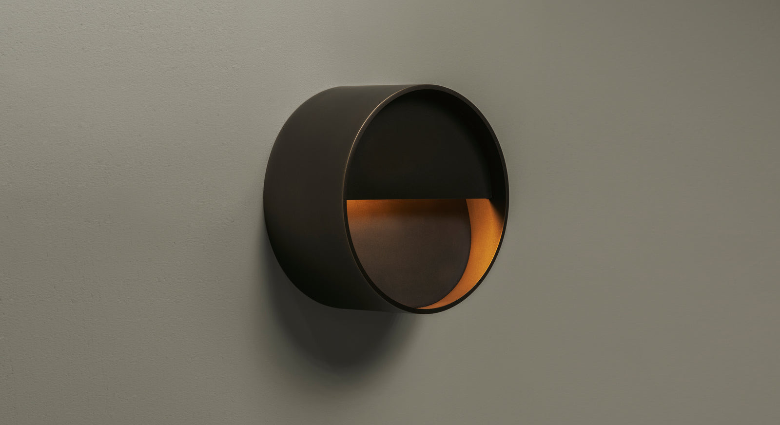 Roll & Hill Tobor Wandleuchte in dunkler Bronze
