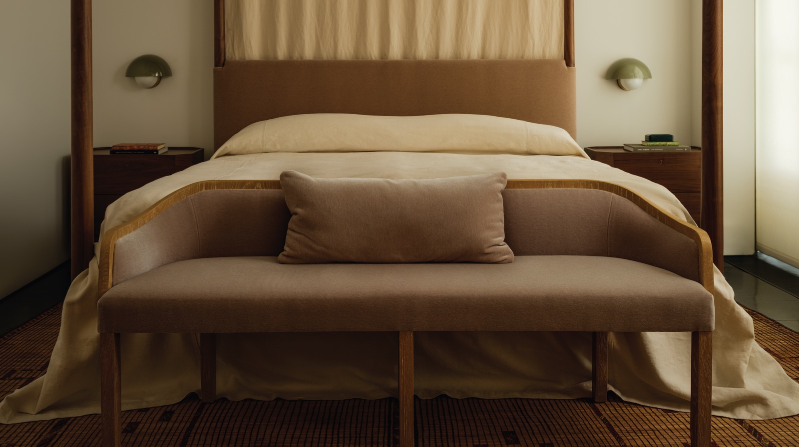 Roll & Hill Wandleuchten über einem Bett im Schlafzimmer