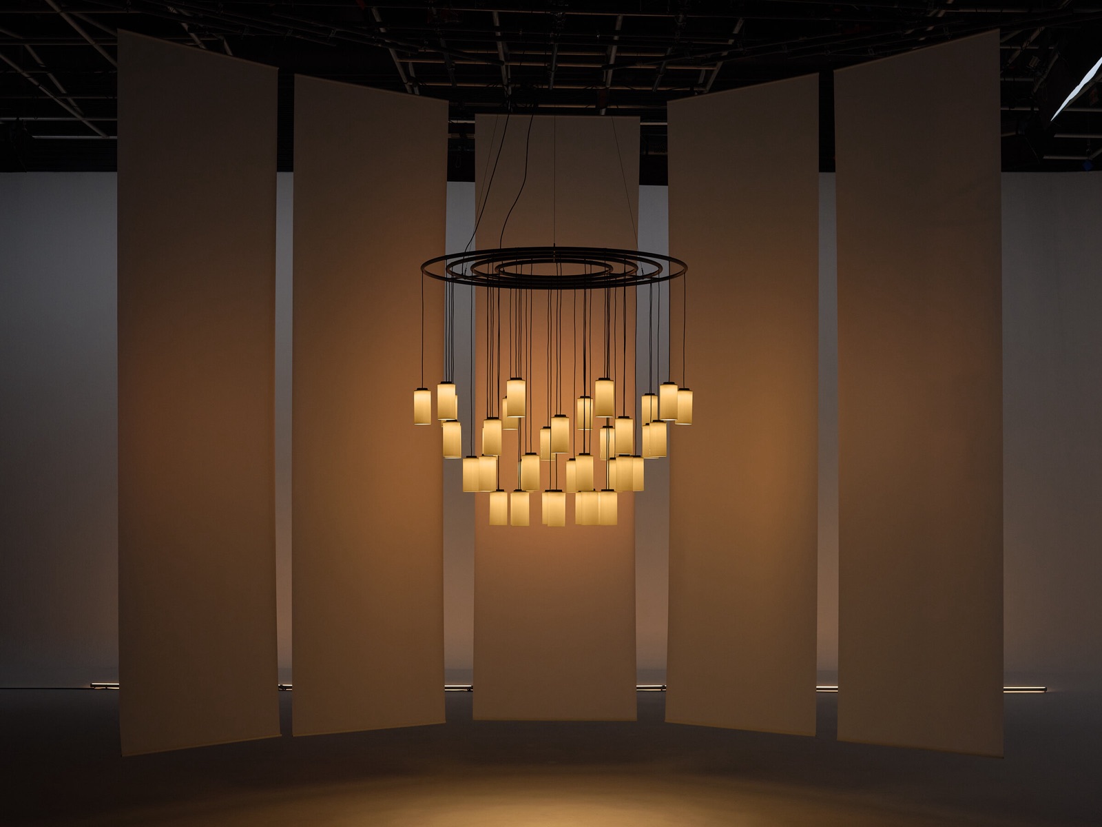 Santa & Cole Cirio Chandelier Pendelleuchte über einem Tisch